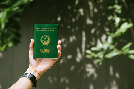 拿着越南护照的人手。