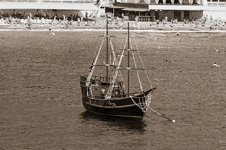 海上的木帆船。