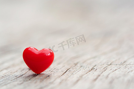 情人节概念-木板背景上的红心