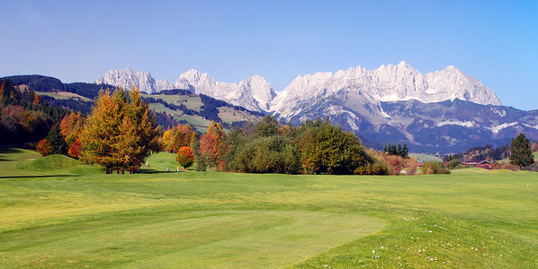 奥地利基茨比厄尔阳光明媚的日子里的草原和山脉