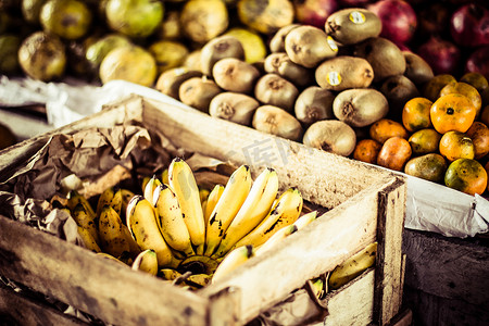 五颜六色的蔬菜和水果，秘鲁市场。