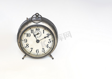 古代钟表摄影照片_有指针和数字的旧模拟时钟。