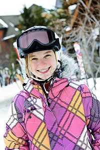 冬季度假胜地戴滑雪头盔的快乐女孩
