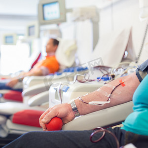 献血光荣摄影照片_献血时的献血者。