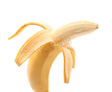 打开孤立在白色背景上的香蕉
