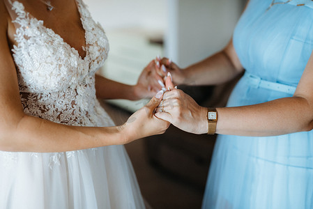 新娘握着妈妈的手