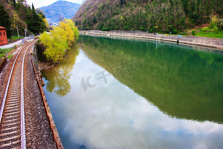 Borgo a Mozzano 的托斯卡纳 Serchio 河和阴天天空的倒影