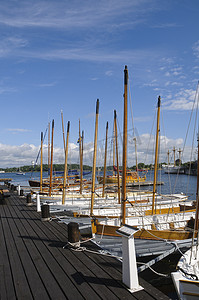 卡尔斯克鲁纳码头的传统单桅帆船