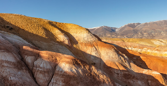 全景拍摄摄影照片_Kyzyl-Chin 山谷（也称为火星山谷）中巨大红色山脉的全景拍摄。