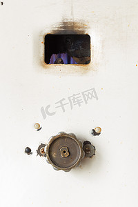 沸腾的火摄影照片_点燃了旧的俄罗斯燃气热水器