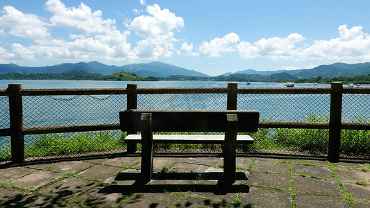 室外木栅栏、长凳、山