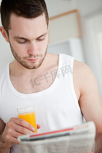 看书时喝橙汁的美女画像