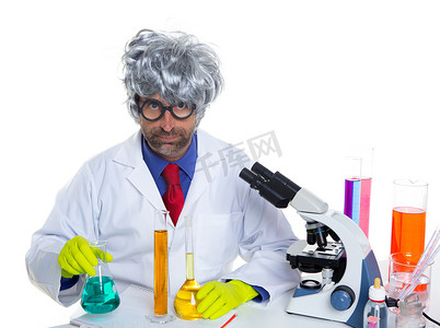 在实验室工作的书呆子疯狂科学家肖像