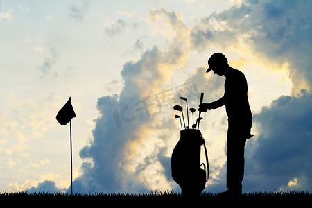 夕阳下的男子高尔夫球手剪影