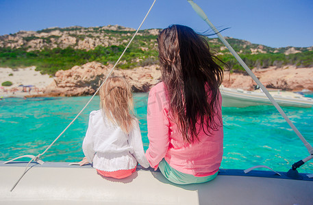 年轻妈妈和她可爱的小女孩在一艘大船上休息