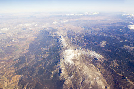 阳光山脉摄影照片_西班牙内华达山脉鸟瞰图