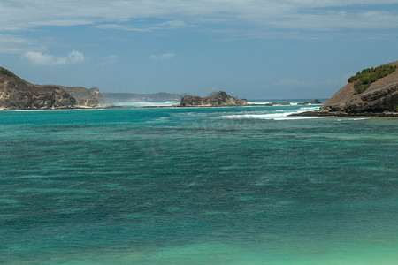 西努沙登加拉省龙目岛丹戎安海滩的全景拍摄。
