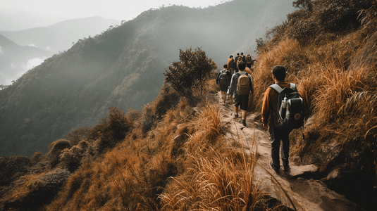 在山的背包徒步旅行者人