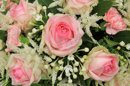 新娘花束中的粉红玫瑰和千金藤