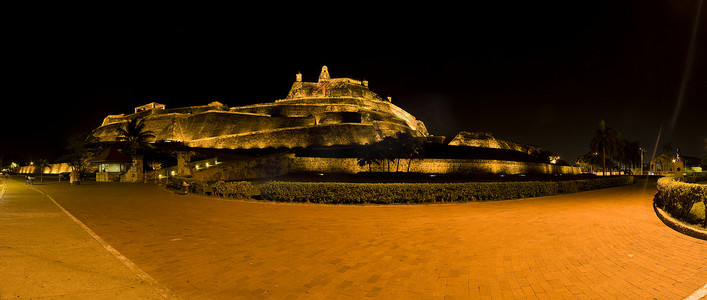 费利斯摄影照片_卡塔赫纳德印第亚斯的夜景圣费利佩城堡