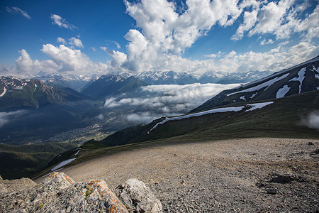 宏伟壮丽摄影照片_高加索山脉和天空的壮丽景色