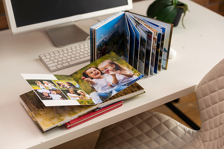 夏日相册摄影照片_家庭照片存档保存在设计明亮的相册中，明亮的夏日回忆放在相册中