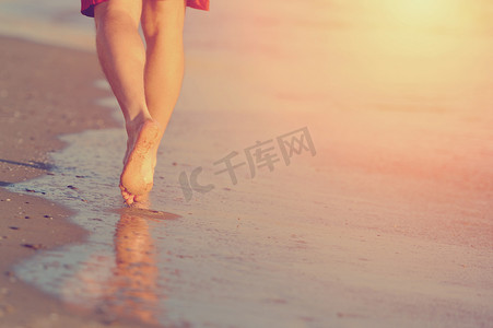 跑腿生活摄影照片_跑步者在沙滩上的奔跑腿