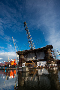 专人对接摄影照片_在格达建设中的格但斯克造船厂的对接石油钻井平台