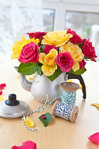 茶罐摄影照片_茶罐中的五颜六色的玫瑰