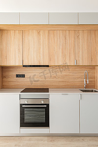 由轻木制成的模块化厨房家具的特写镜头。