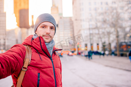 冷的男孩照片摄影照片_年轻人在纽约中央公园玩得开心