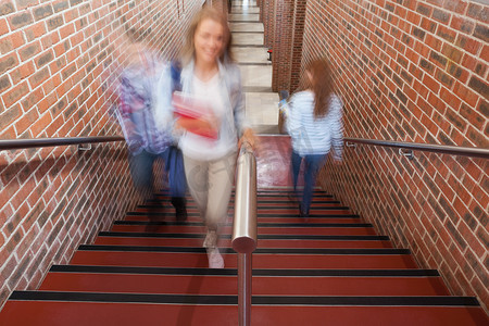 学生爬楼梯
