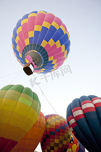 漂浮的热气球摄影照片_现出轮廓与许多人的热气球着陆