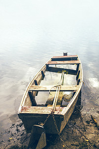 河岸上的旧渔船