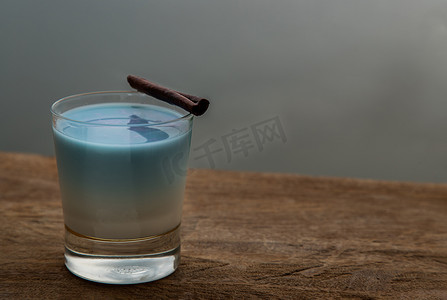 干花摄影照片_一杯蓝色抹茶拿铁或蝴蝶豌豆花奶茶拿铁，来自蝴蝶豌豆植物 (clitoria) 的干花。