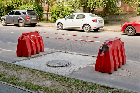 沥青回收摄影照片_乌克兰文尼察 — 2020 年 7 月：修复自行车道。