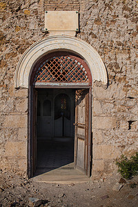 希腊一座废弃教堂的门