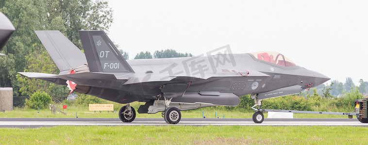 登月摄影照片_LEEUWARDEN，荷兰- 2016 年 6 月 10 日： 在 r 的荷兰 F-35