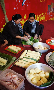 身穿越南传统服饰的人为 Lun 制作 banhTet