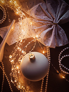 圣诞树装饰、中看不中用的物品、弓和花环作为节日