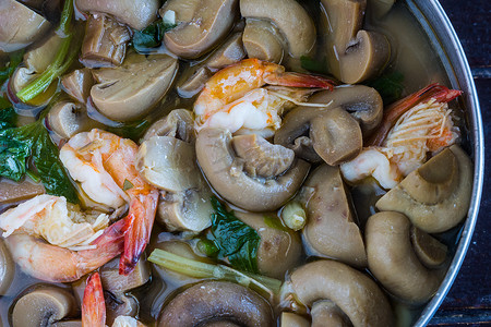 炸蘑菇摄影照片_炸蘑菇和虾，泰国菜