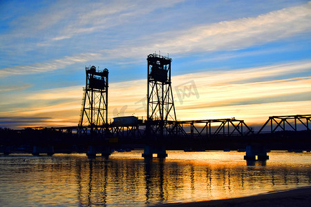 夕阳下的船桥