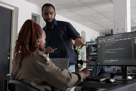 非洲裔美国工程师在计算机上键入机器学习 html 代码
