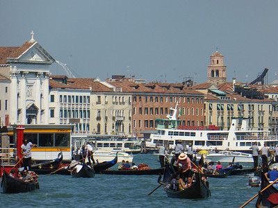 水中月卡通摄影照片_2013 年 7 月 20 日在威尼斯举行的救世主节。