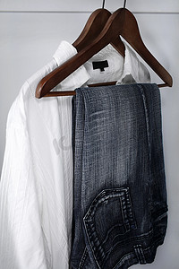 男装——蓝色牛仔裤和白衬衫