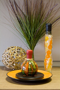 装饰瓶、秸杆球形、叶子和陶瓷板材