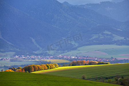斯洛伐克的城镇和绿色的春山。