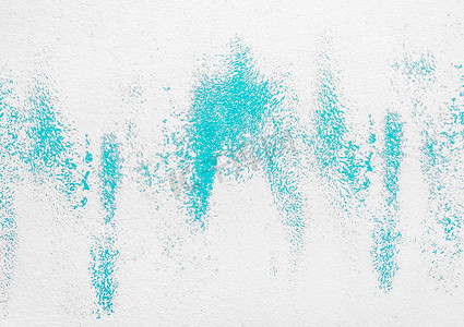 白墙纹理背景上的蓝色油漆抽象笔画图案