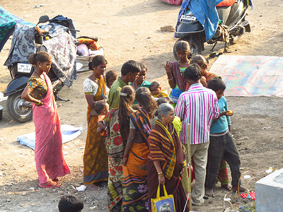 印度的一个穷人家庭讨论他们的问题