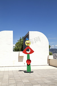 西班牙巴塞罗那琼·米罗基金会露台上的米罗雕塑